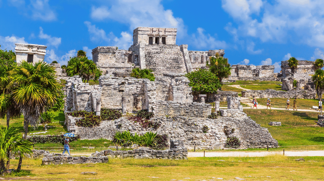 Un voyage pas cher au Mexique tout inclus, c'est ce que des milliers de Canadiens recherchent chaque hiver. Cancún, la Riviera Maya, Puerto Vallarta, Huatulco. Les options sont nombreuses, mais les prix varient énormément selon la période, la région et la catégorie d'hôtel. Dans ce guide, vous allez découvrir comment trouver un voyage au Mexique en formule tout inclus au meilleur prix possible. Nous couvrons les régions les plus abordables, les meilleures périodes pour réserver, les différences entre catégories d'hôtels et les pièges à éviter. Si vous cherchez aussi des idées de destinations au-delà du Mexique, consultez notre top 15 des meilleures destinations de voyage en 2026. Qu'est-ce qu'un forfait tout inclus au Mexique Un forfait tout inclus au Mexique regroupe généralement le vol aller-retour, l'hébergement, les repas, les boissons, les transferts entre l'aéroport et l'hôtel et l'accès aux activités du complexe hôtelier. Ce type de voyage simplifie la planification et permet de connaître le coût total à l'avance. Les voyagistes canadiens comme Transat, Sunwing et Voyages à Rabais proposent des forfaits tout inclus au Mexique au départ de Montréal tout au long de l'année. La plupart des forfaits sont offerts en séjours de 7 nuits, mais des options de 5, 10 ou 14 nuits existent aussi. Ce qui est inclus dans un forfait tout inclus typique Le vol aller-retour depuis Montréal, l'hébergement en chambre double, les repas au buffet et dans les restaurants à la carte (selon la catégorie de l'hôtel), les boissons locales et internationales, les transferts aéroport, les activités non motorisées et le divertissement sur place. Certains forfaits incluent aussi les pourboires. Vérifiez toujours les conditions du tarif spécifique avant de réserver. Ce qui n'est pas inclus dans un tout inclus au Mexique Les excursions à l'extérieur du complexe (Chichén Itzá, cénotes, Tulum), les soins au spa, les sports motorisés, les restaurants premium et les pourboires additionnels ne sont généralement pas couverts. Frais de changement et d'annulation variables selon le voyagiste, le délai et les conditions du forfait. Régions du Mexique pour un voyage tout inclus pas cher Le choix de la région influence directement le prix de votre voyage pas cher au Mexique en tout inclus. Chaque zone balnéaire offre une expérience différente et des gammes de prix variées. Cancún : la destination tout inclus la plus populaire Cancún est la destination tout inclus la plus populaire au Mexique pour les voyageurs canadiens. Sa zone hôtelière longe une plage de sable blanc bordée par la mer des Caraïbes. L'aéroport international est bien desservi avec des vols directs fréquents depuis Montréal. Le large choix d'hôtels, de 3 à 5 étoiles, permet de trouver des options pour tous les budgets. Cancún est aussi un excellent point de départ pour visiter les sites archéologiques de la péninsule du Yucatán, comme Chichén Itzá et Tulum. Si vous cherchez aussi des aubaines vers la Floride en parallèle, consultez notre article sur les vols Montréal-Floride. Riviera Maya : tout inclus entre plage et culture La Riviera Maya s'étend au sud de Cancún jusqu'à Tulum. Playa del Carmen en est le cœur touristique. Cette région offre un bon équilibre entre plages de sable blanc, cénotes accessibles à pied et sites archéologiques mayas. Les hôtels tout inclus de la Riviera Maya sont souvent entourés de végétation tropicale, ce qui donne une ambiance plus intime que la zone hôtelière de Cancún. Les prix des forfaits varient selon la saison et la catégorie de l'hôtel. Puerto Vallarta : voyage pas cher sur le Pacifique Puerto Vallarta, sur la côte pacifique du Mexique, est une alternative intéressante pour un voyage tout inclus pas cher. La ville possède un charme colonial avec son malecón (promenade en bord de mer), ses galeries d'art et sa scène gastronomique reconnue. Les hôtels tout inclus de Puerto Vallarta et de la Riviera Nayarit voisine offrent des vues sur l'océan Pacifique. Les vagues sont plus présentes qu'à Cancún, ce qui plaît aux amateurs de surf. Des vols directs relient Montréal à Puerto Vallarta en saison hivernale. Huatulco : le secret le mieux gardé du Mexique Huatulco, sur la côte pacifique du sud du Mexique, est une destination de voyage tout inclus encore méconnue des Canadiens. Ses neuf baies offrent des plages préservées et moins fréquentées que celles de Cancún ou de la Riviera Maya. Le parc national de Huatulco protège une partie du littoral, ce qui garantit un environnement naturel exceptionnel. Les prix des forfaits tout inclus vers Huatulco sont souvent parmi les plus compétitifs du Mexique. Los Cabos : voyage tout inclus haut de gamme Los Cabos, à la pointe sud de la péninsule de Basse-Californie, attire une clientèle en quête de luxe et de paysages désertiques spectaculaires. Les hôtels tout inclus y sont généralement dans les catégories 4 et 5 étoiles. Cette destination est moins axée sur le rapport qualité-prix que sur l'expérience haut de gamme. Les vols directs depuis Montréal ne sont pas toujours disponibles, ce qui peut augmenter le coût total du voyage. Quand partir pour un voyage pas cher au Mexique en tout inclus La période de votre voyage influence considérablement le prix du forfait tout inclus. Les prix des billets d'avion changent en temps réel selon la demande et les algorithmes des compagnies aériennes. Haute saison vs basse saison au Mexique La haute saison touristique au Mexique s'étend de décembre à avril. C'est la saison sèche, avec des températures agréables et un ensoleillement constant. Les prix des forfaits tout inclus sont à leur maximum pendant les fêtes (mi-décembre à début janvier), la semaine de relâche (fin février à début mars) et les vacances de la construction (fin juillet). La basse saison, de mai à novembre, offre des tarifs nettement plus bas. La météo est souvent agréable malgré la saison des pluies (les averses sont généralement courtes et en fin de journée). La saison des ouragans s'étend officiellement de juin à novembre, avec un pic en septembre et octobre. Meilleurs mois pour un tout inclus pas cher au Mexique Les mois de mai, juin, octobre et novembre offrent généralement le meilleur rapport qualité-prix pour un voyage tout inclus au Mexique. La demande est plus faible et les hôtels ajustent leurs tarifs à la baisse. Janvier (après les Fêtes) et avril (après la semaine de relâche) peuvent aussi présenter des aubaines intéressantes. Les prix varient selon la saison, la classe tarifaire et le moment de la réservation. Réserver à l'avance peut souvent aider à obtenir de meilleurs tarifs, mais ce n'est pas garanti. Comment trouver un tout inclus pas cher au Mexique Plusieurs stratégies permettent de réduire le coût de votre voyage tout inclus au Mexique. Comparer les forfaits tout inclus sur plusieurs plateformes Les prix d'un même hôtel tout inclus peuvent varier d'un voyagiste à l'autre. Comparez systématiquement les tarifs sur Transat, Sunwing, Voyages à Rabais, SellOff Vacations et Voyages Bergeron avant de réserver. Les sites comme KAYAK et Google Flights permettent aussi de comparer les prix des vols, ce qui est utile si vous envisagez de réserver le vol et l'hôtel séparément. Vol + hôtel séparé vs forfait tout inclus au Mexique Les prix des forfaits varient selon les dates et l'offre. Ils peuvent être moins chers, similaires ou plus chers que la réservation séparée. Comparer les deux options avant de réserver est toujours une bonne idée. Si vous trouvez un vol à prix réduit au départ de Montréal, réserver l'hébergement séparément peut parfois permettre d'accéder à des hôtels tout inclus à des tarifs plus bas via des plateformes comme Expedia ou Booking.com. Les Vols d'Alexi surveille les prix des vols au départ de Montréal chaque jour et envoient les aubaines de vols qu'ils trouvent directement par courriel. Si vous recevez une aubaine de vol vers Cancún ou Puerto Vallarta, c'est l'occasion de vérifier si la combinaison vol + hôtel séparé revient moins cher qu'un forfait tout inclus traditionnel. Dernière minute vs réservation à l'avance au Mexique Les forfaits de dernière minute au Mexique peuvent offrir des prix très bas, car les hôteliers préfèrent vendre à rabais que d'avoir des chambres inoccupées. Par contre, le choix d'hôtels et de dates est limité. Réserver à l'avance peut souvent aider à obtenir de meilleurs tarifs, mais ce n'est pas garanti. La flexibilité reste votre meilleur atout : si vos dates de voyage sont souples, vous aurez accès à une plus grande variété d'aubaines. Choisir la bonne catégorie d'hôtel tout inclus La catégorie de l'hôtel a un impact direct sur le prix de votre voyage pas cher au Mexique en tout inclus. Hôtels tout inclus 3 étoiles au Mexique Les hôtels 3 étoiles offrent le tarif le plus bas pour un voyage tout inclus au Mexique. Les chambres sont fonctionnelles, les repas sont principalement au buffet et les activités sont plus limitées. Pour un voyageur dont la priorité est la plage et le soleil, un 3 étoiles peut représenter un excellent rapport qualité-prix. Hôtels tout inclus 4 étoiles au Mexique Les hôtels 4 étoiles proposent un meilleur choix de restaurants à la carte, des piscines plus grandes et des chambres plus spacieuses. Cette catégorie offre souvent le meilleur compromis entre confort et prix pour un voyage tout inclus pas cher au Mexique. Hôtels tout inclus 5 étoiles au Mexique Les complexes 5 étoiles offrent une expérience haut de gamme avec des restaurants gastronomiques, des spas complets et un service personnalisé. Certaines chaînes comme Secrets, Majestic et Royalton se spécialisent dans le tout inclus luxueux au Mexique. Pièges à éviter pour un voyage tout inclus pas cher au Mexique Frais cachés dans les forfaits tout inclus au Mexique Certains forfaits affichent un prix de base attractif mais ajoutent des frais obligatoires au moment de la réservation. Vérifiez si les taxes, les frais de carburant, les transferts et les pourboires sont inclus dans le prix affiché. Lisez toujours les conditions avant de finaliser votre réservation. Suppléments pour chambres vue mer au Mexique La vue sur la mer ou un étage supérieur peut ajouter un coût significatif au forfait. Si votre priorité est un voyage pas cher au Mexique en tout inclus, opter pour une chambre standard (vue jardin ou vue piscine) permet souvent d'économiser. Excursions vendues par les tout inclus au Mexique Les excursions proposées directement par l'hôtel (Chichén Itzá, Xel-Há, Xcaret, cénotes) peuvent être plus chères que celles réservées auprès d'agences locales ou en ligne à l'avance. Comparez les prix avant d'acheter une excursion sur place. Conseils pratiques pour votre voyage tout inclus au Mexique Documents requis pour les voyageurs canadiens au Mexique Les citoyens canadiens ont besoin d'un passeport valide pour toute la durée du séjour. Vérifiez les exigences de votre compagnie aérienne. À l'entrée du pays, vous devez remplir un formulaire migratoire (FMM). Conservez-le précieusement : il peut être demandé à la sortie et un remplacement peut entraîner des frais si vous ne pouvez pas le présenter. Pour les avis aux voyageurs les plus récents, consultez le site du gouvernement du Canada. Il est recommandé d'arriver 3 heures avant un vol international au départ de l'aéroport Montréal-Trudeau (YUL). Si vous partez souvent vers le Mexique ou les États-Unis, le programme NEXUS peut accélérer votre passage aux douanes. Monnaie et pourboires au Mexique en tout inclus La monnaie officielle est le peso mexicain (MXN). Les dollars américains et les cartes de crédit sont acceptés dans la plupart des zones touristiques. Même dans un hôtel tout inclus, il est d'usage de laisser un pourboire au personnel pour un service apprécié. Prévoyez des petites coupures en dollars américains ou en pesos. Si vous voyagez seul vers le Mexique, notre guide des 15 destinations parfaites pour partir seul pourrait aussi vous intéresser. Bagages pour un voyage tout inclus au Mexique Les conditions de bagages varient selon la compagnie aérienne et le type de tarif. Air Canada en économie de base n'inclut pas toujours de bagage enregistré. Air Transat en Eco Budget et Eco Standard n'inclut pas de bagage enregistré pour les vols vers le Sud. Vérifiez toujours les conditions du tarif spécifique avant de réserver. Recevez les meilleures aubaines de vols vers le Mexique S'abonner aux Vols d'Alexi < FAQ : questions fréquentes sur les tout inclus pas cher au Mexique Combien coûte un voyage tout inclus au Mexique depuis Montréal ? Les prix des forfaits tout inclus au Mexique varient selon la saison, la catégorie de l'hôtel et le moment de la réservation. Les tarifs fluctuent constamment. Consultez les voyagistes comme Transat, Sunwing et Voyages à Rabais pour obtenir les prix les plus récents. Quelle est la meilleure période pour un tout inclus pas cher au Mexique ? Les mois de mai, juin, octobre et novembre offrent généralement les meilleurs tarifs pour un voyage tout inclus au Mexique. La demande est plus faible pendant ces périodes et les hôtels ajustent leurs prix à la baisse. Les prix varient selon la saison, la classe tarifaire et le moment de la réservation. Cancún ou Riviera Maya : quelle destination tout inclus choisir ? Cancún offre une zone hôtelière animée avec une vie nocturne active et un accès facile aux boutiques et restaurants. La Riviera Maya propose une ambiance plus tranquille, entourée de nature, avec un accès direct aux cénotes et aux sites archéologiques de Tulum. Le choix dépend de vos préférences. Est-ce moins cher de réserver le vol et l'hôtel séparément ? Les prix des forfaits varient selon les dates et l'offre. Ils peuvent être moins chers, similaires ou plus chers que la réservation séparée. Comparer les deux options est toujours recommandé. Si vous trouvez une aubaine de vol via Les Vols d'Alexi, vérifiez si la combinaison vol + hôtel séparé est plus avantageuse. Quels sont les pièges à éviter dans un tout inclus au Mexique ? Vérifiez si les taxes et frais sont inclus dans le prix affiché. Lisez les conditions d'annulation avant de réserver. Comparez les prix des excursions avant de les acheter sur place. Frais de changement et d'annulation variables selon le voyagiste, le délai et les conditions du forfait. Les aubaines de vols au départ de Montréal, directement par courriel Rejoindre Les Vols d'Alexi